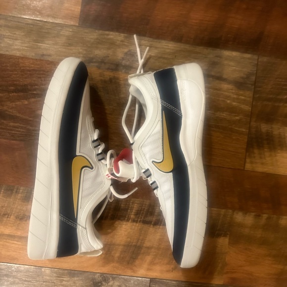 RARE Nike SB NYJAH Free 2 White Red Blue Size 8.5 - Picture 5 of 5